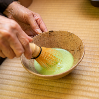 抹茶を点てる